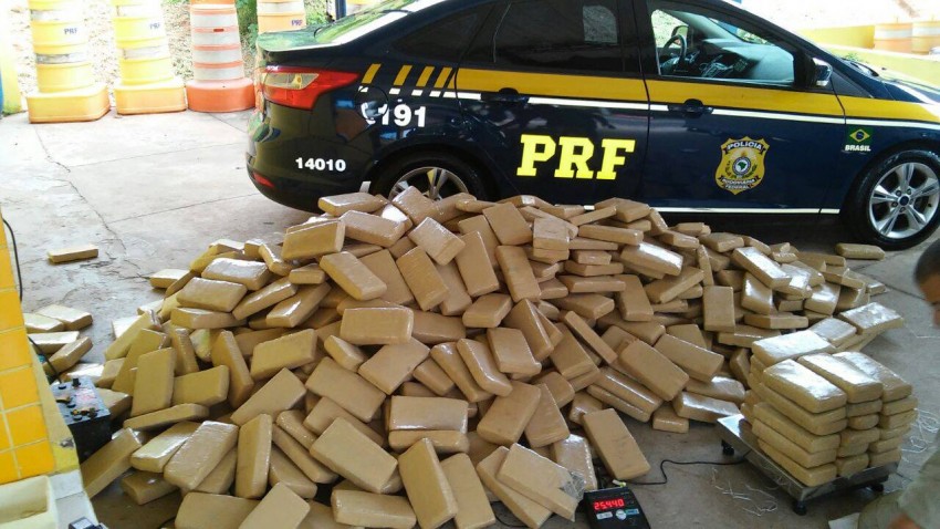 PRF apreende 840 quilos de maconha em carro de luxo