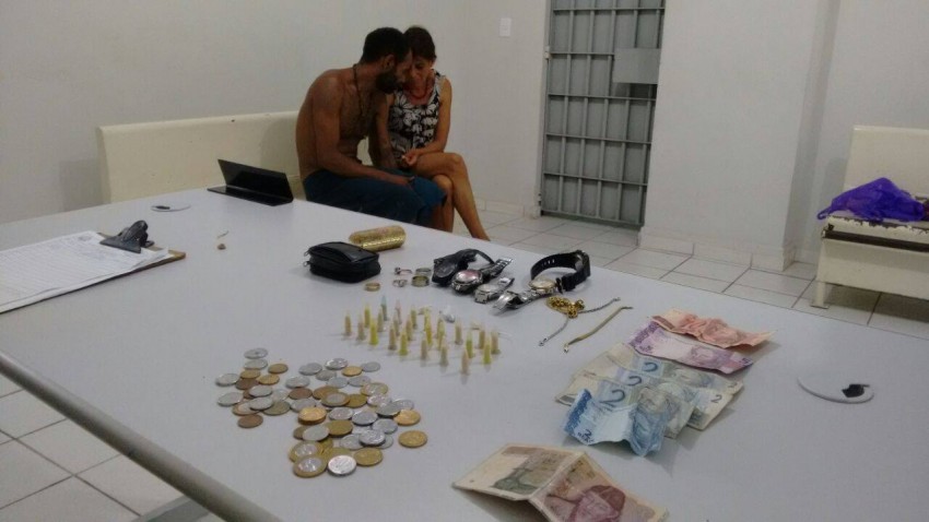 Polícia prende casal vendendo drogas na linha férrea