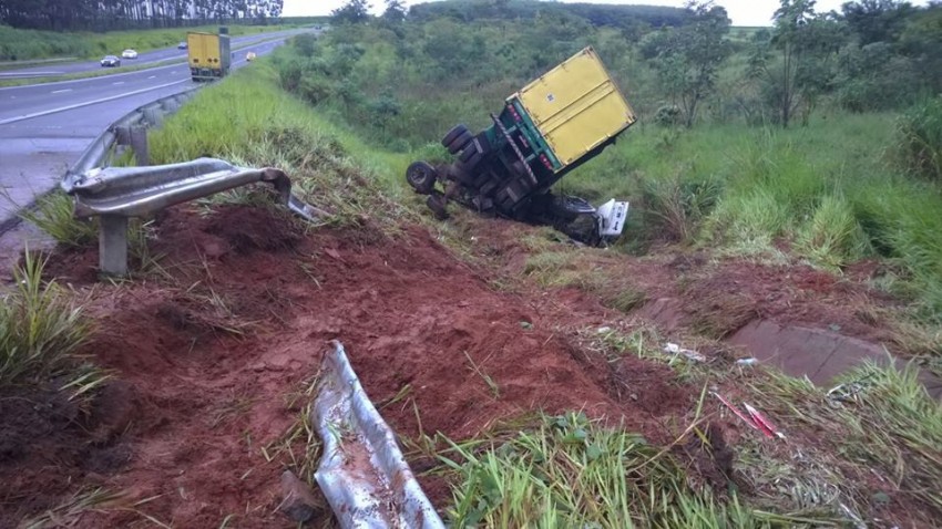 Motorista mariliense sofre grave acidente na SP-294