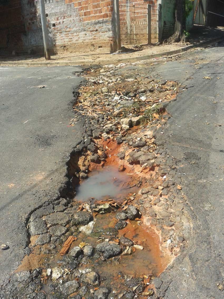 Risco de acidentes: rua esburacada irrita moradores