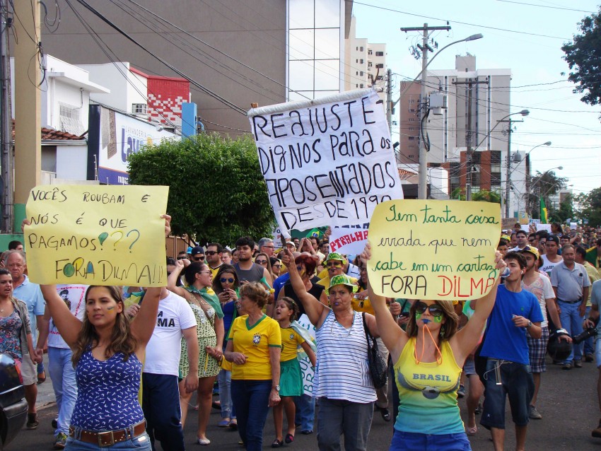 Marilienses vão às ruas em protesto contra a corrupção