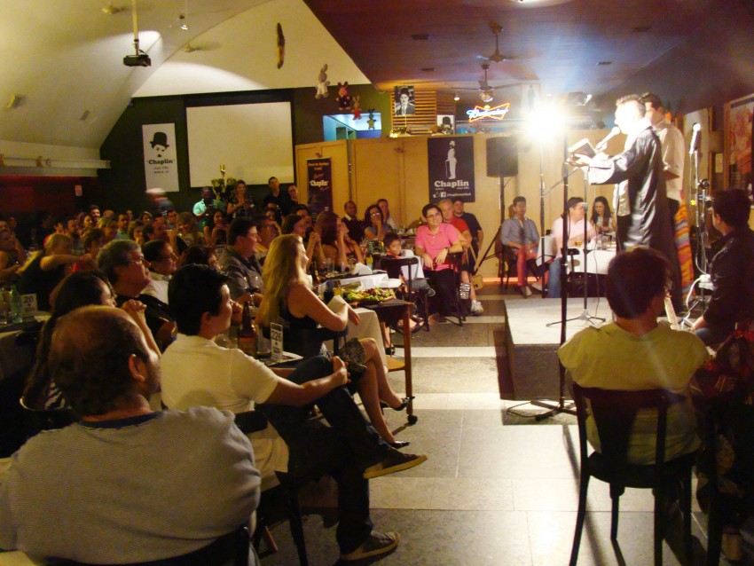 Chaplin tem noite especial com humor e gastronomia