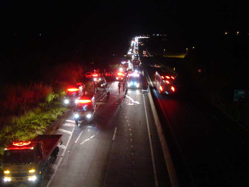 Grave acidente envolve cinco veículos na Rodovia do Contorno