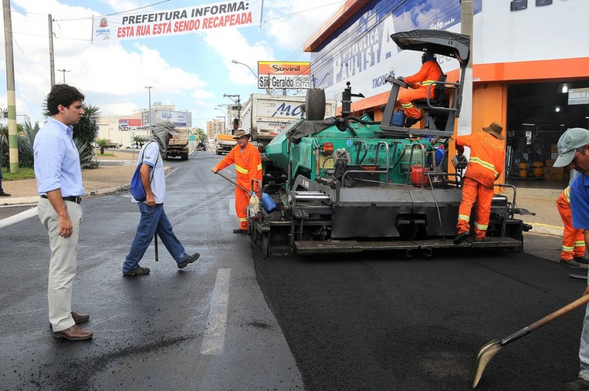 Rua Quatro de Abril recebe novo asfalto