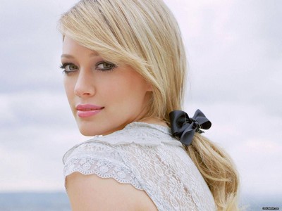 Hilary Duff posa de calcinha e sutiã e exibe boa forma