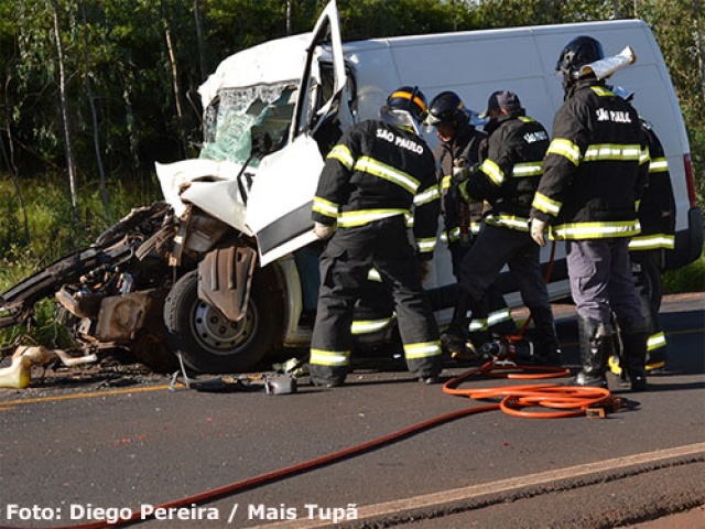 Motorista de van morre em acidente na região