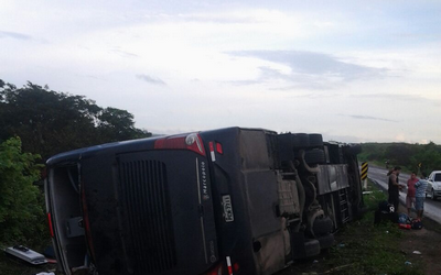 Acidente com ônibus da banda Garota Safada deixa 18 feridos