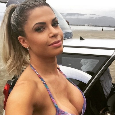 Ex-bbb Cacau Colucci toma banho de mangueira e posta foto