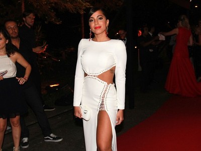 Anitta dispensa a lingerie em vestido ousado