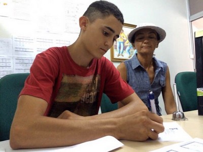 Filho de catadora passa na escola federal com livros achados no lixo