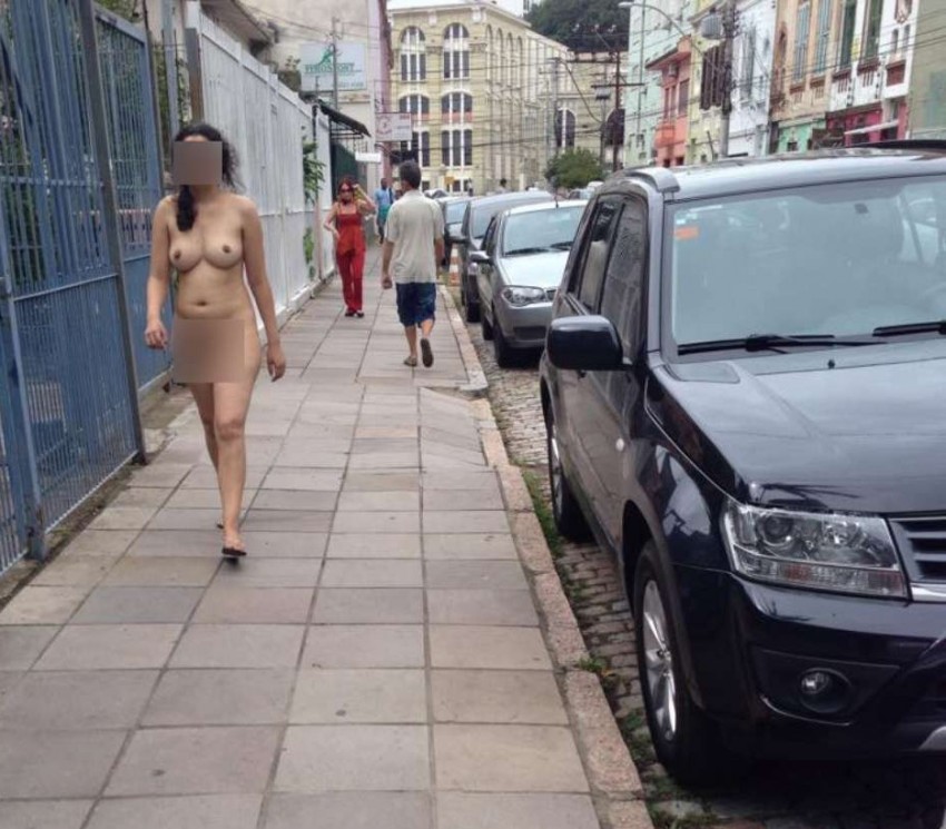 Mulher pelada circula pelas ruas de Porto Alegre