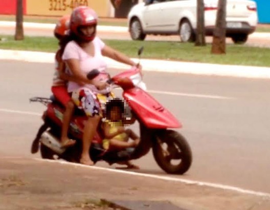 Menina é transportada entre as pernas de motociclista no TO