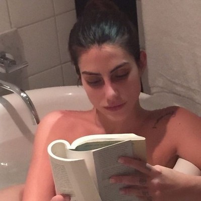 Cleo Pires publica foto nua em banheira