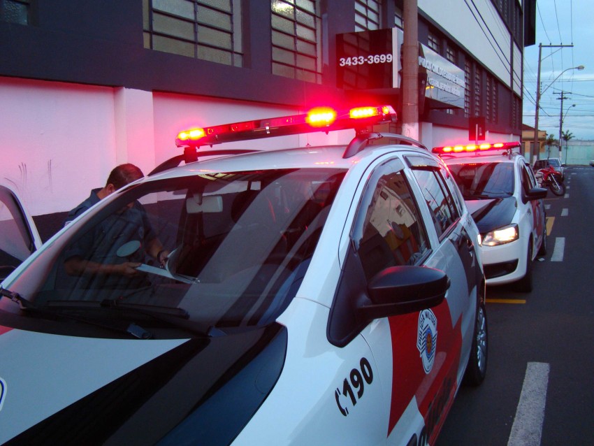 Bandido assalta loja de roupas no centro de Marília