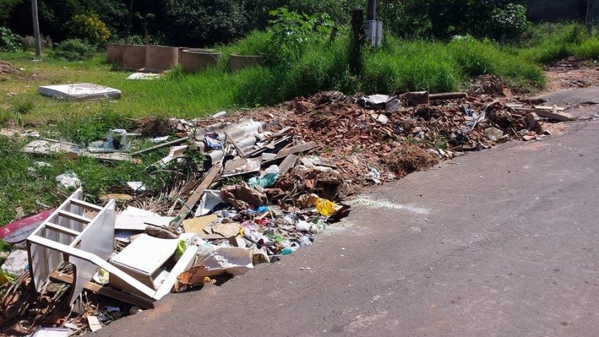 Erosão toma metade da rua na zona sul de Marília