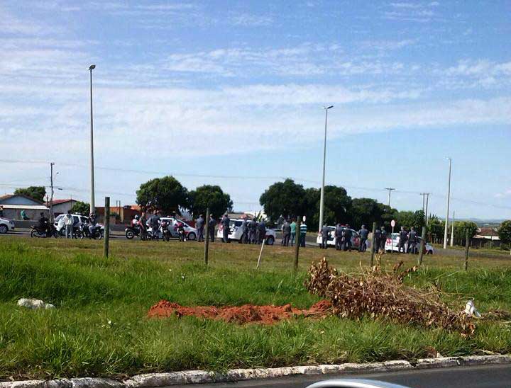 Professores fecham BR-153 durante protesto