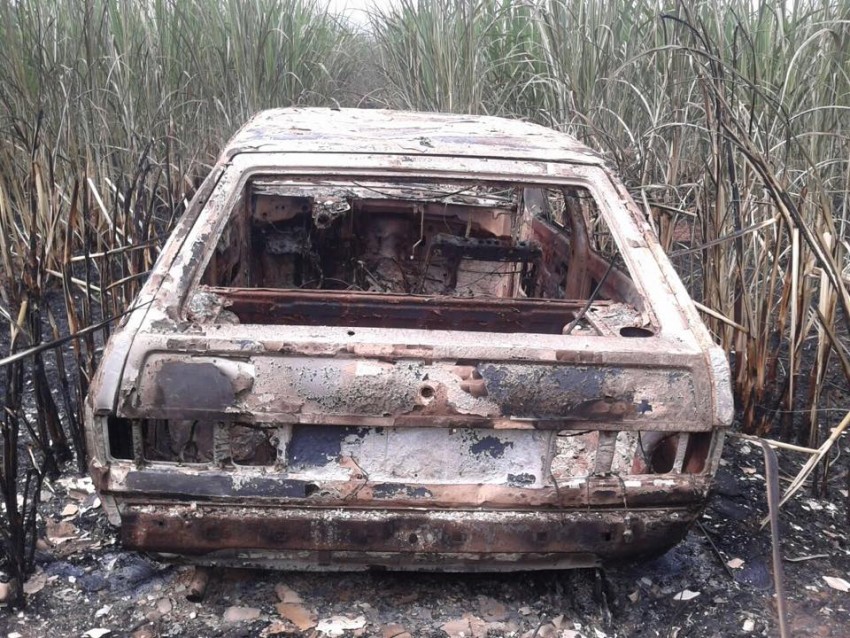 Ladrões queimam veículo roubado e Bíblia fica intacta