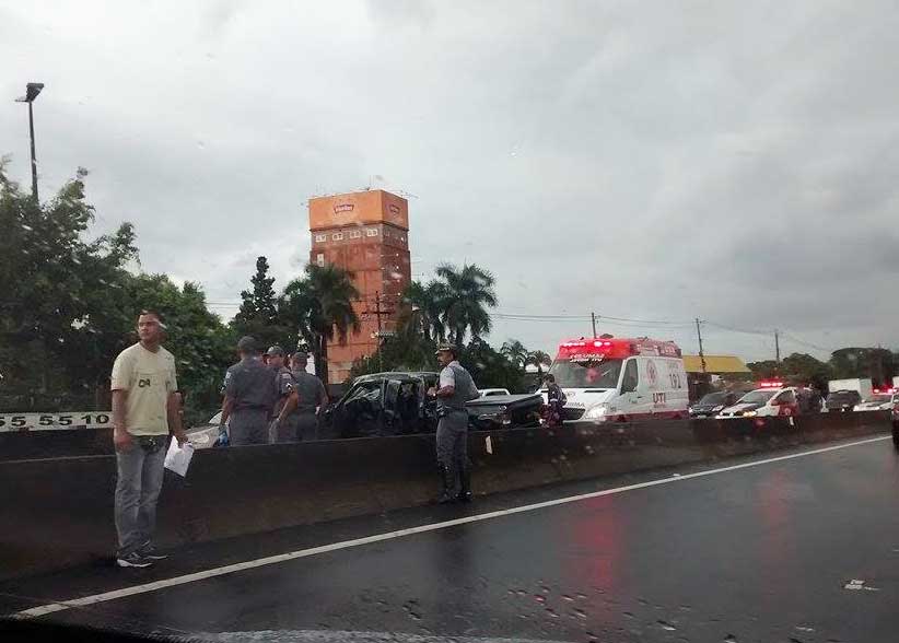 Caminhonete capota na Rodovia do Contorno