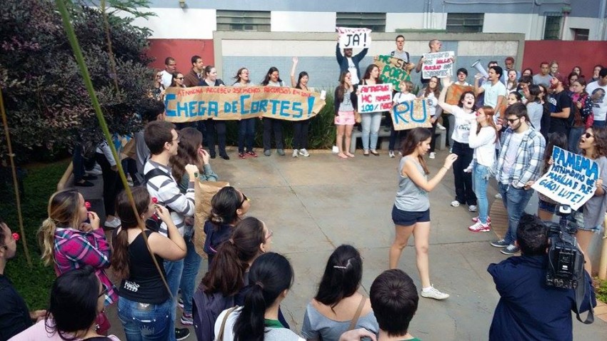 Estudantes da Famema protestam contra corte de verba