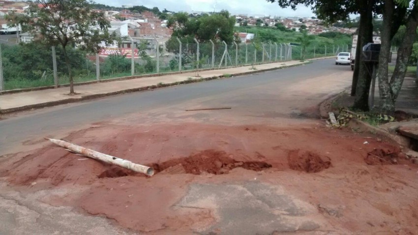 Carro afunda em buraco no bairro Jânio Quadros