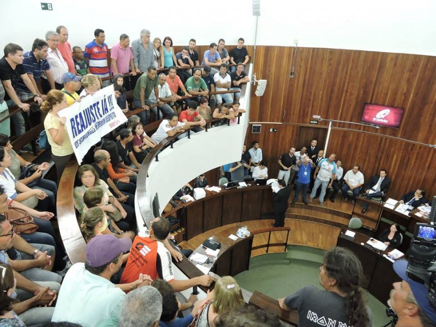 Servidores municipais protestam e nova reunião é agendada