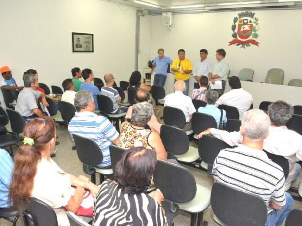 Feirantes protestam contra mudança de local da feira