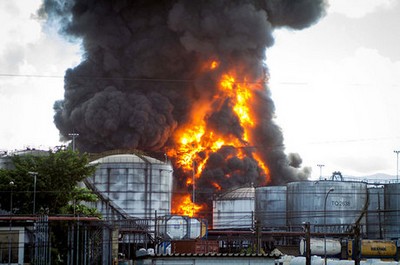 Incêndio de grandes proporções atinge empresa em Santos