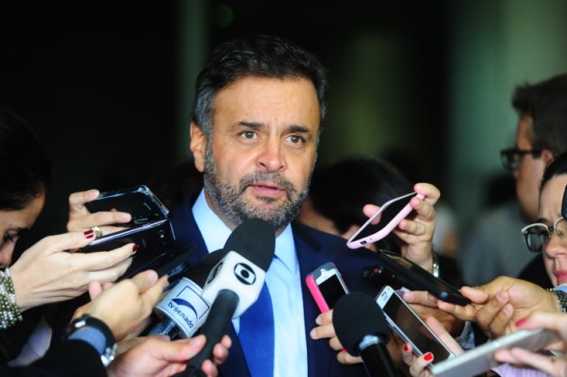 Aécio afirma que PSDB estuda impeachment