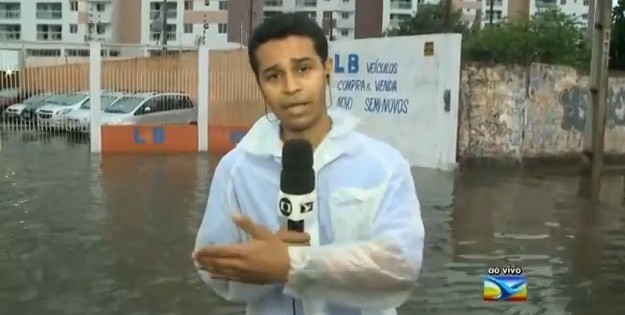 Repórter da Globo toma ‘banho’ e fica indignado