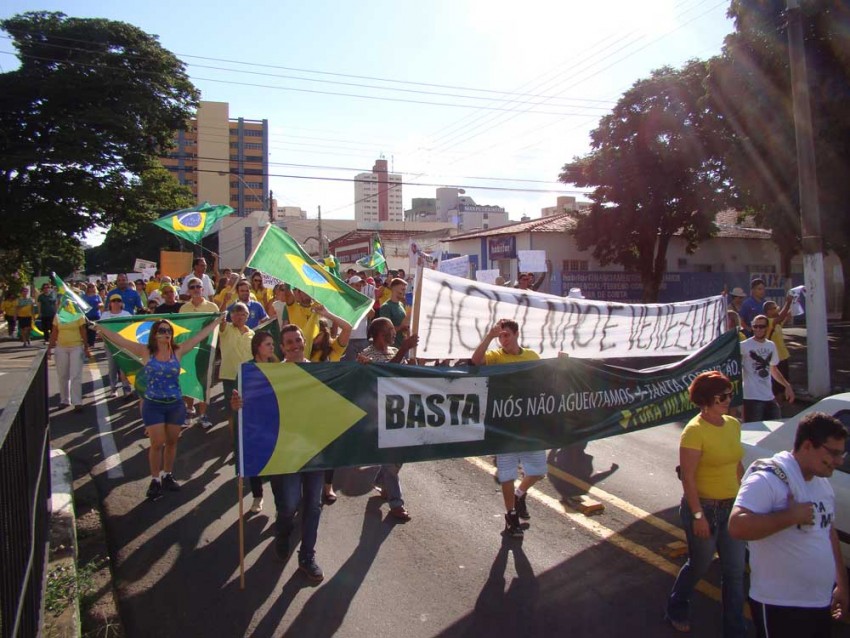 Marilienses vão às ruas em novo protesto contra a corrupção