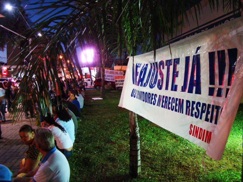 Servidores municipais fazem protesto em frente à Prefeitura