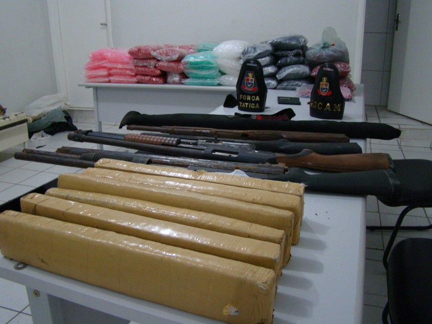 PM faz grande apreensão de armas e drogas na Vila Barros