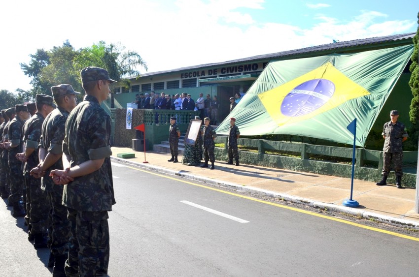 Tiro de Guerra comemora o dia do Exército com homenagem