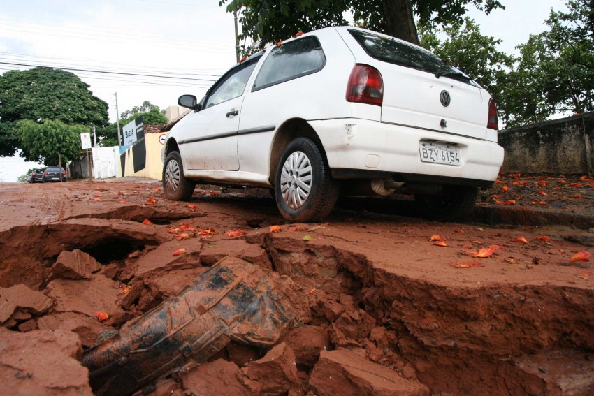 Cratera causa acidente e transtornos na região central