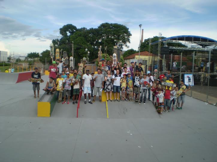 Competição e shows atraem público em pista de skate