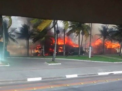 Incêndio destrói quiosques na praia da Enseada no Guarujá