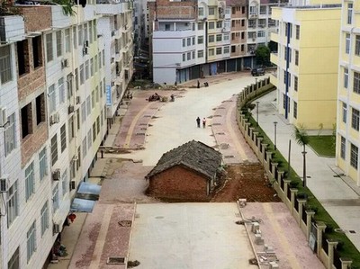 Pode isso? Chinês não quis fazer acordo e mora no meio de rua