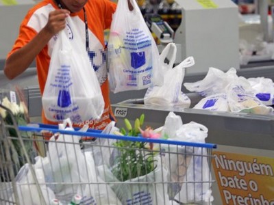 Supermercados começam a cobrar por sacolinhas em São Paulo