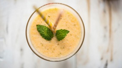 Exagerou no feriado? Smoothie detox de manga e maracujá