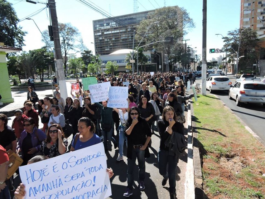 Em greve, servidores protestam no centro de Marília