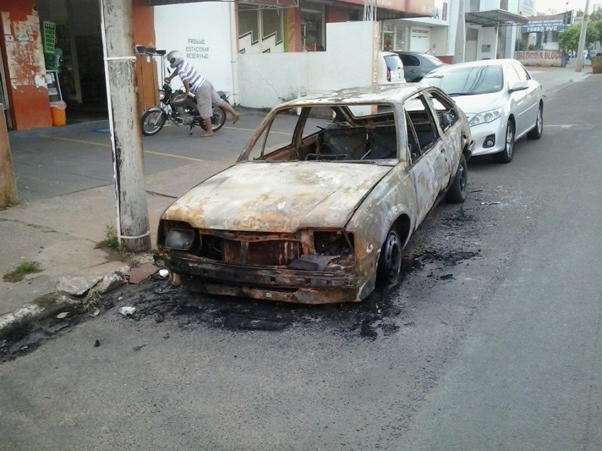 Incêndio destrói carro na Avenida Durval de Menezes