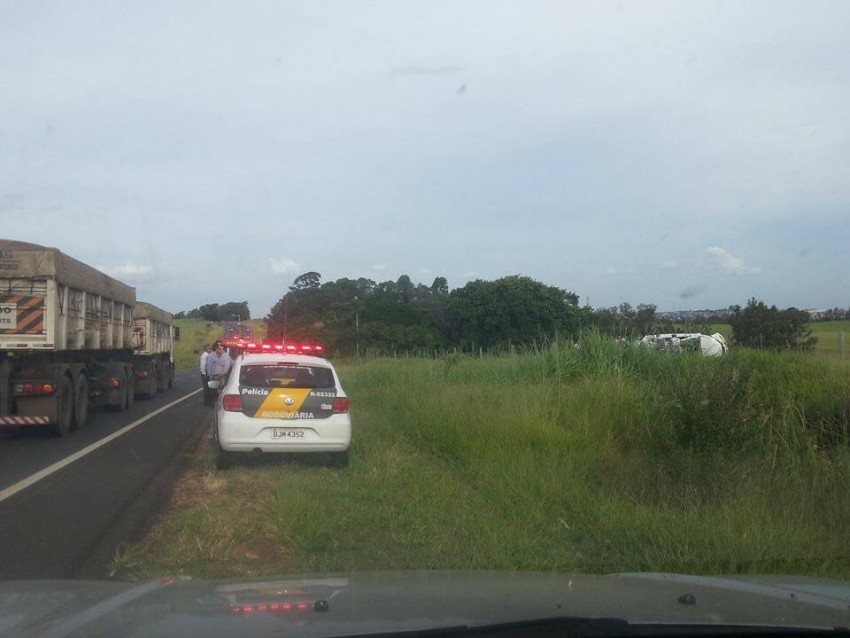 Homem capota carro e acaba preso pela polícia