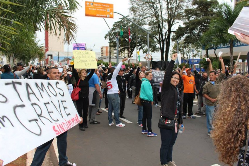 Greve continua e servidores fazem novo protesto