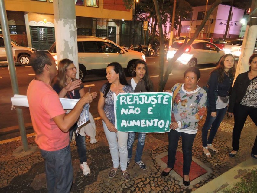 Servidores municipais decidem greve em assembleia