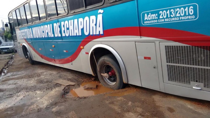 Ônibus afunda em buraco na zona sul de Marília