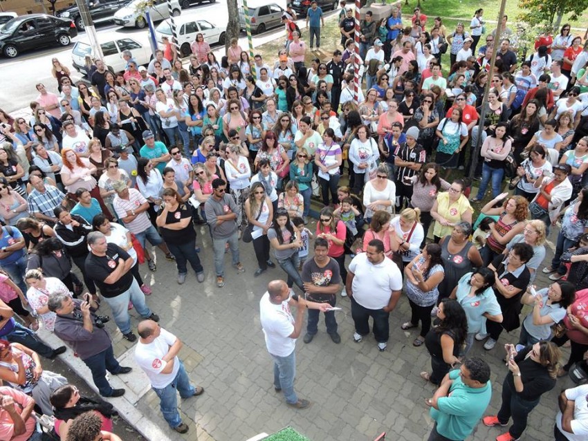 Servidores e prefeito se reúnem para discutir greve