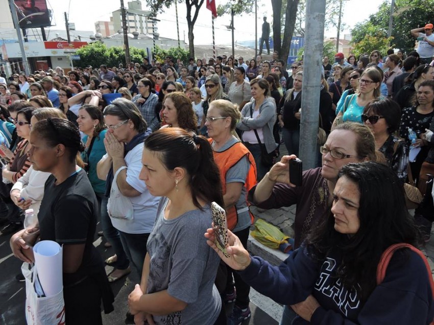 Greve completa oito dias com tumulto