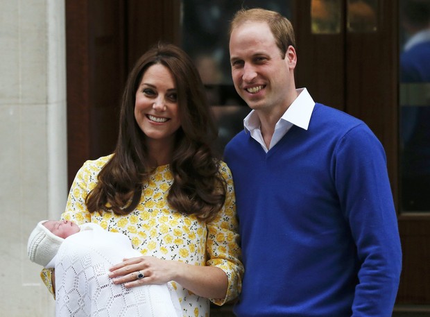 Kate Middleton e William deixam o hospital com a filha