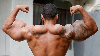 Fisiculturista quase perde braços parar virar ‘Hulk’