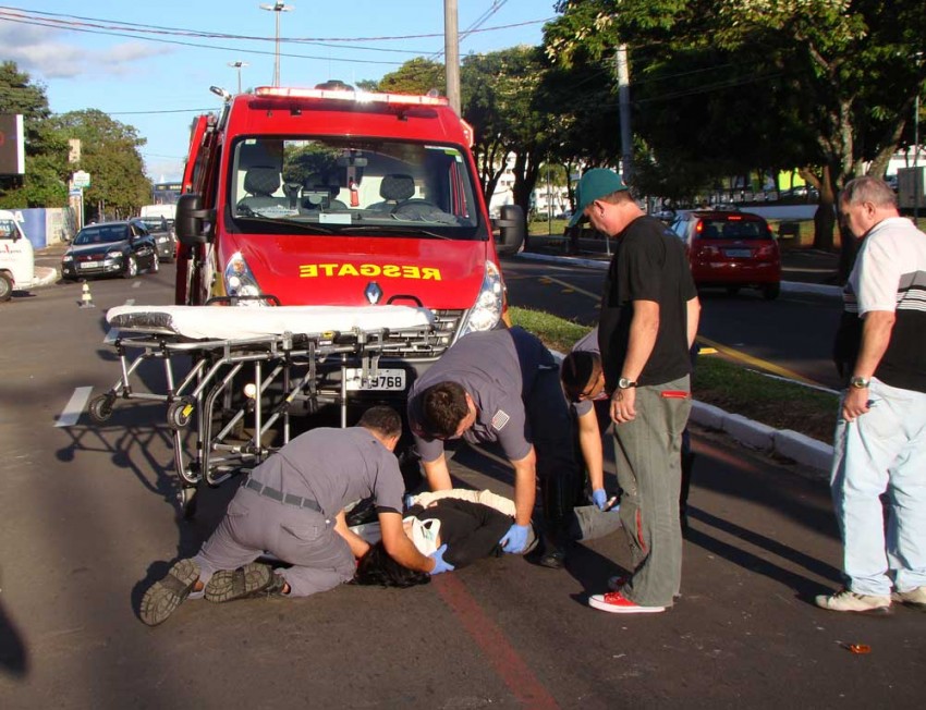 Mulher fica ferida em acidente na Avenida das Esmeraldas